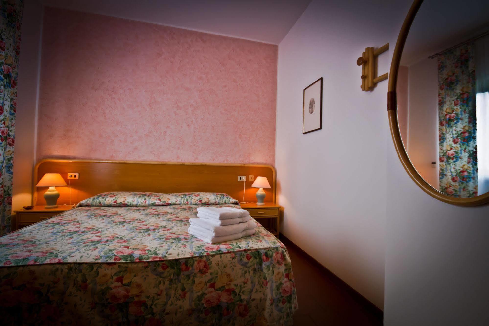 Villa Phoenix - Lake Apartments Riva del Garda Dış mekan fotoğraf